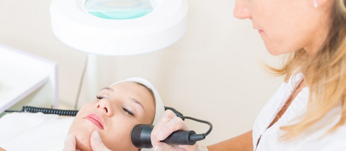 Cavitation treatment on the preaty womans face